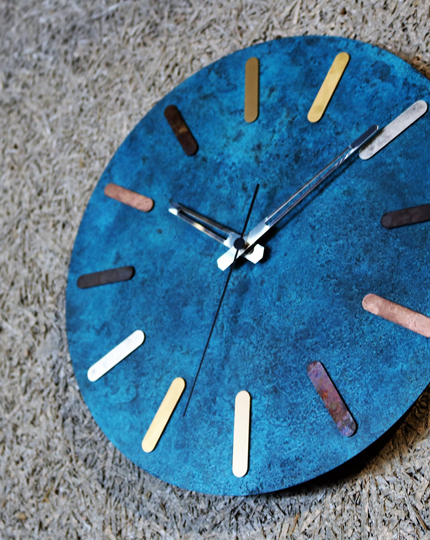 brass-coloring-round-clock