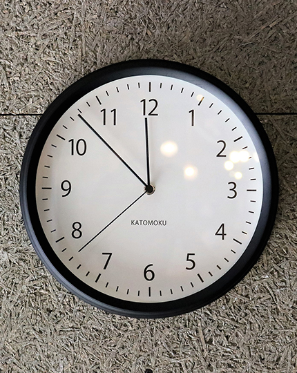 wall clock – km4 solid ash
