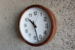 SOLID CLOCK large-round walnut (2)