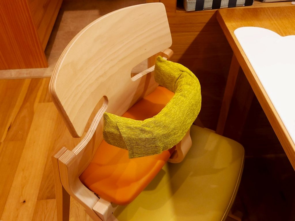 富山　家具　キッズチェア　UP RIGHT チェア
