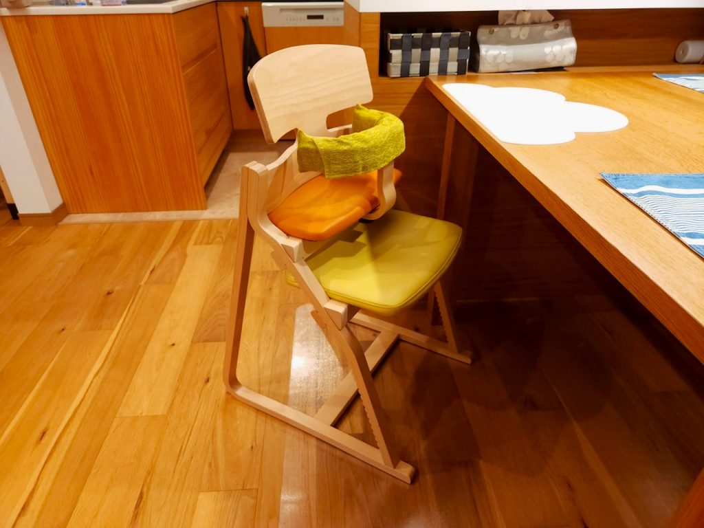 富山　家具　キッズチェア　UP RIGHT チェア