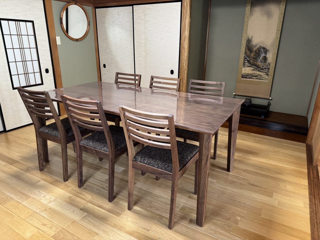 富山　家具屋　おしゃれ　ウォールナット　無垢材　ダイニングテーブル