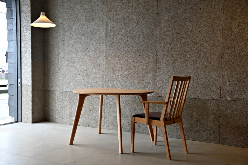 新作ダイニングと家具とは