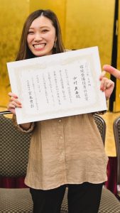 ミヤモト家具-社員全体写真-2022上半期-表彰式【中村郁・友香W受賞】-1500x1125