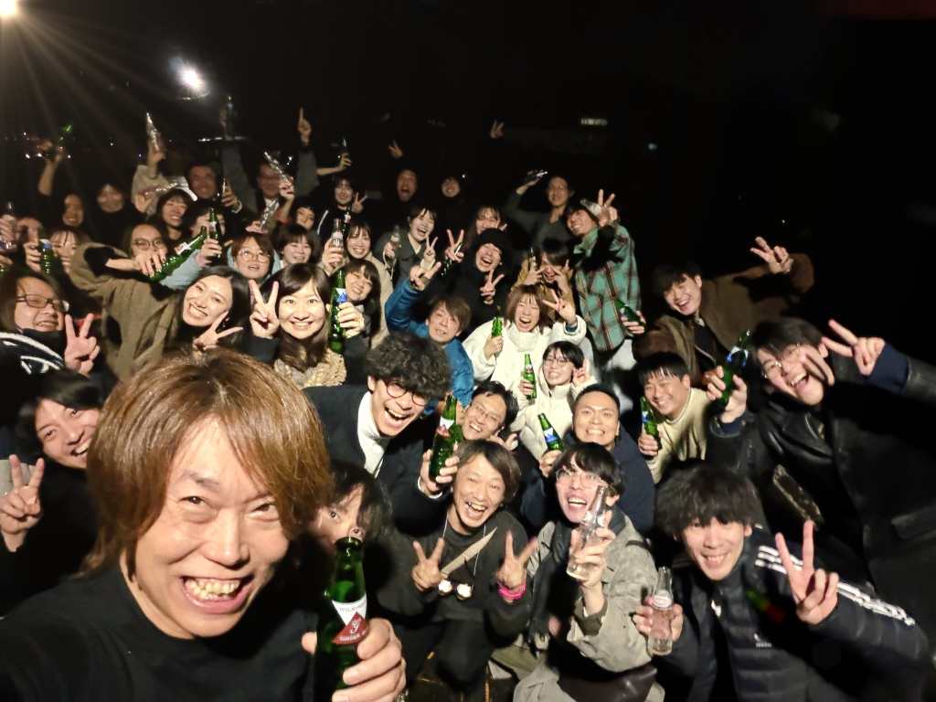 ★10億達成 2025 忘年会 ビール掛け集合写真 (1)