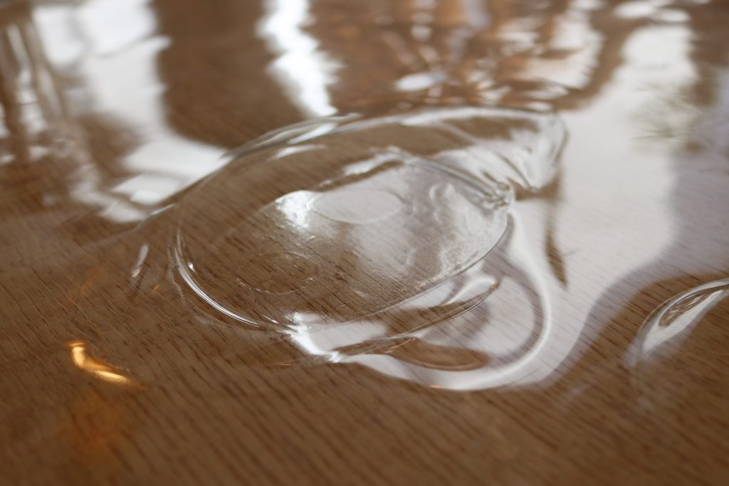 熱に弱くテーブルに密着した様子